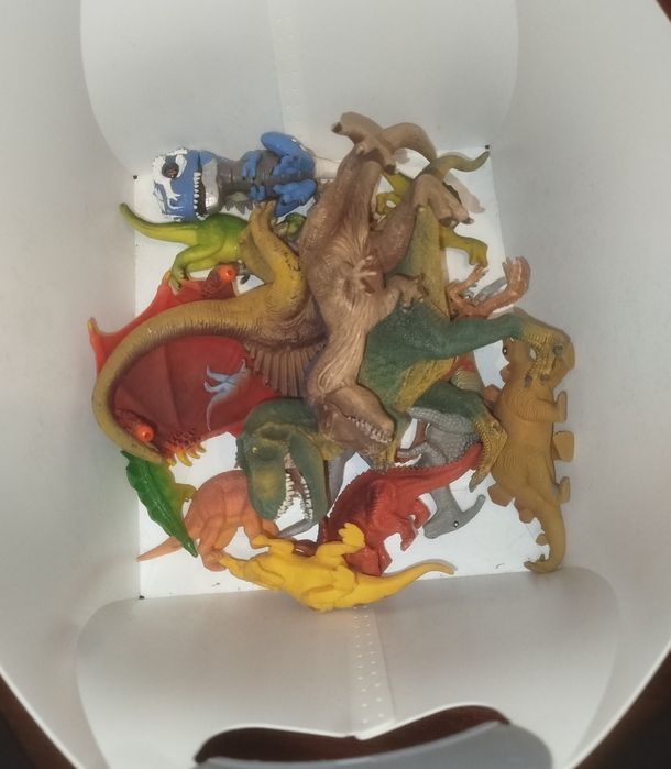 Dinossauros e animais de brinquedo