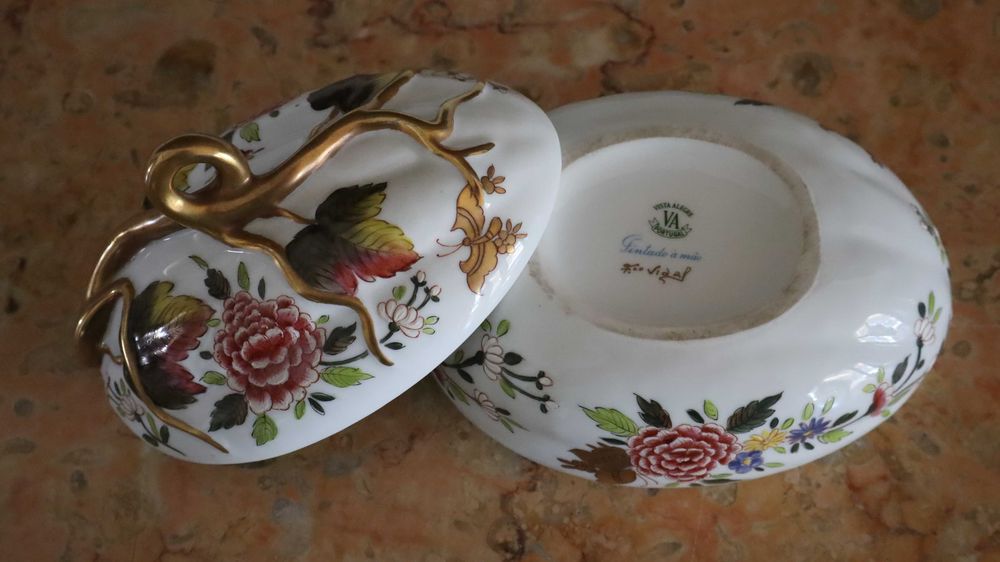 Caixa com tampa "Melão" em porcelana da Vista Alegre.  Pintada á mão