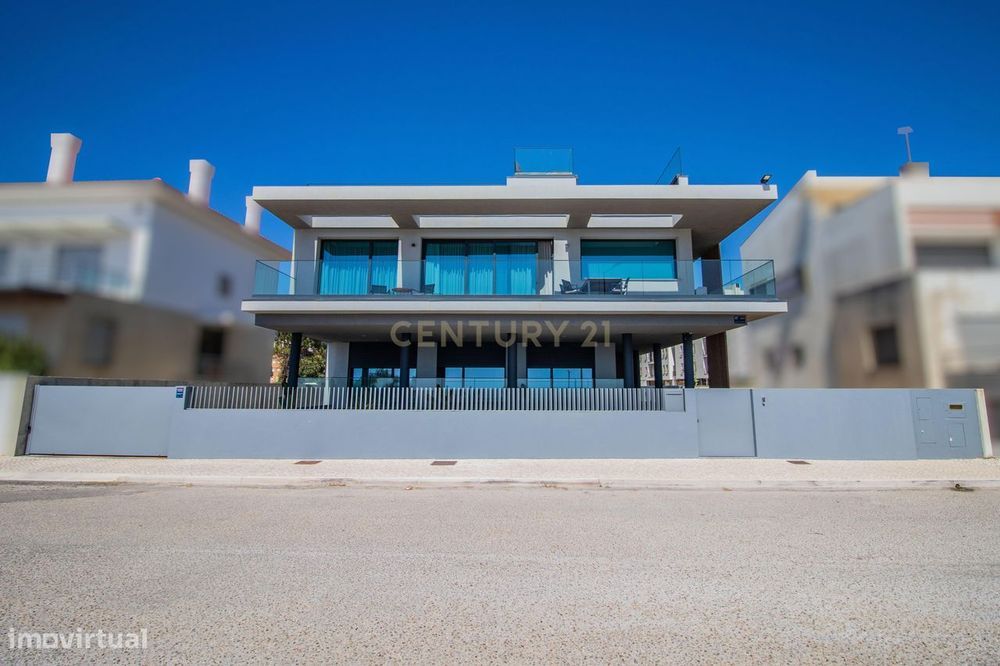 Moradia de Arquitetura Contemporânea | Primeira Linha de Mar