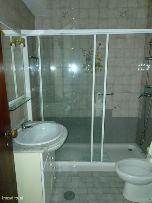 Apartamento T4+1 em Rés-do-chão — Bom estado.