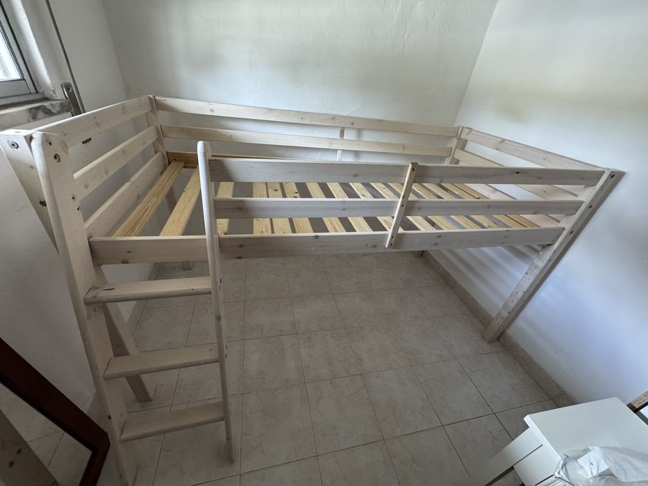 Cama de crianca com escada