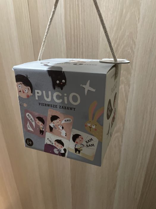 Pucio ukladanka i ksiażki