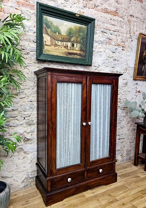 Witryna drewniana niska. Kolonialna. Z szufladami i półkami.