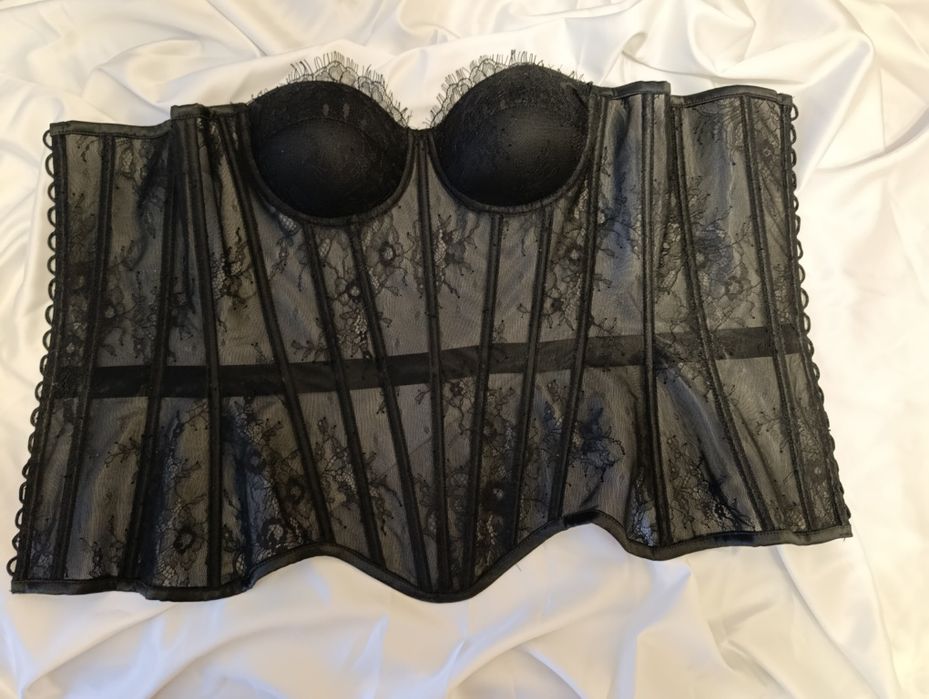 Мереживні корсети, юбки з мереживом