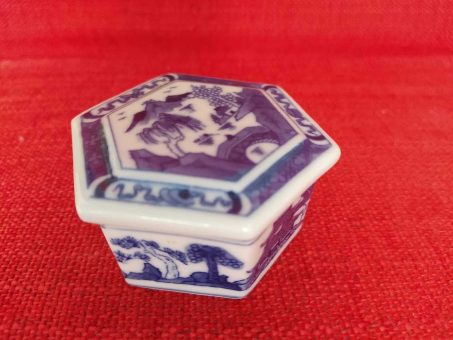 Caixa hexagonal em porcelana azul e branca