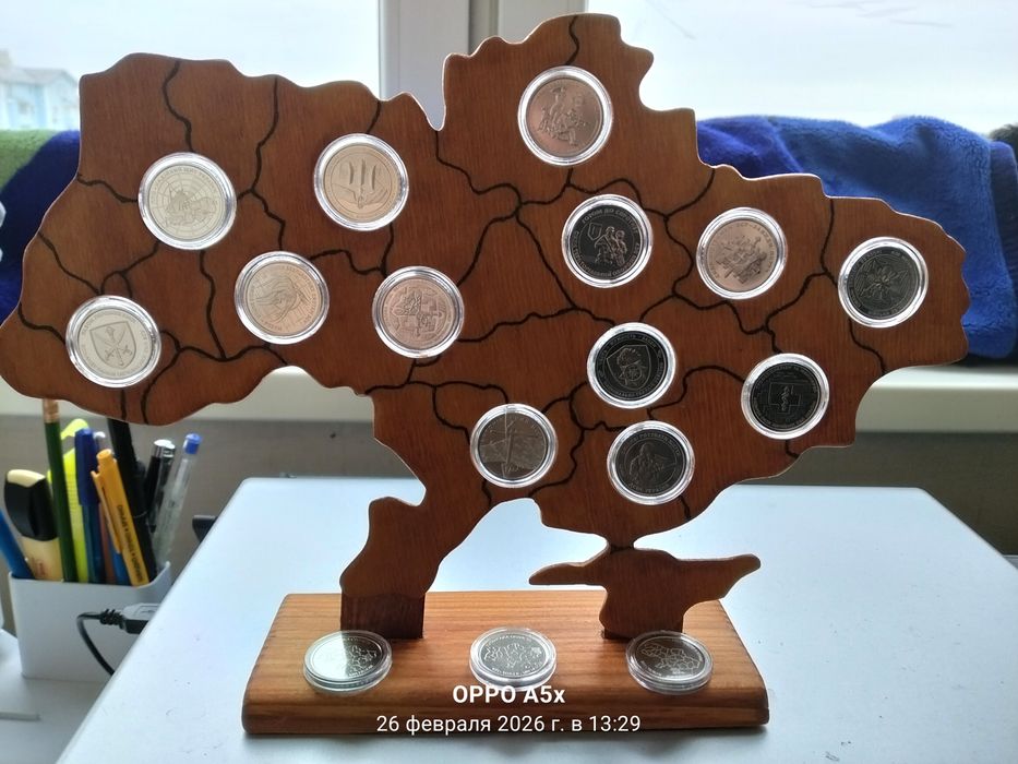 Підставка у виді карти України з монетами 13 зсу і на підставці 3 обл!