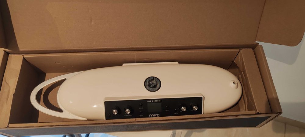 Moog Theremini – impecável, sem uso, com caixa original