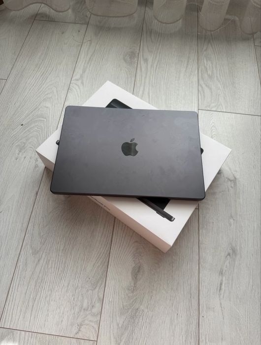 MacBook Pro M4 Space Black, 16 GB / 512 GB