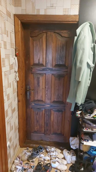 Двері вхідні дерев'янні з коробкою з замком та ключами 84см на 203см.