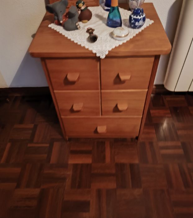 Cama e mesinha de cabeceira faia