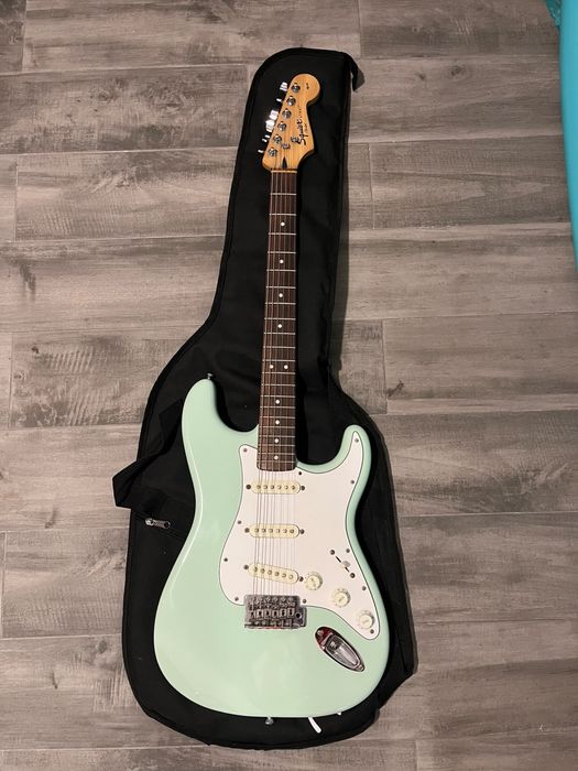 Guitarra Squier Affinity Stratocaster by Fender – Surf Green