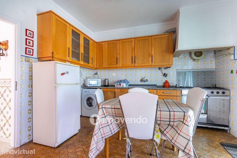 Moradia T4 mais Anexo T1, com jardim, na Caparica