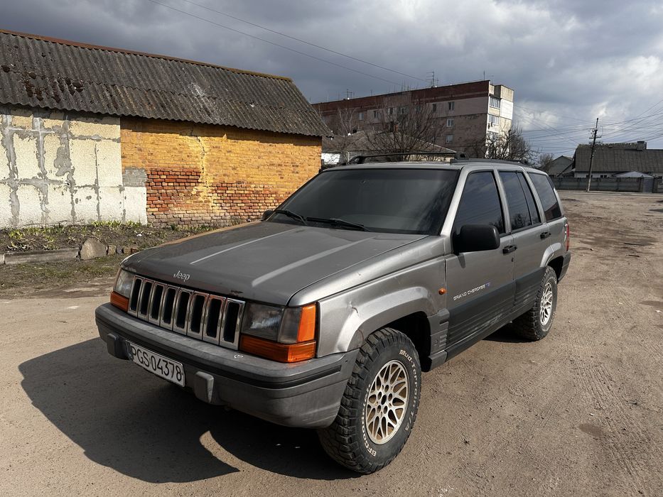 Jeep cheroke на повному ходу