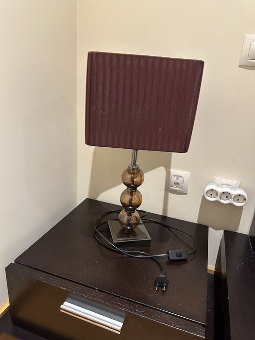 Candeeiro castanho de mesinha de cabeceira ou aparador