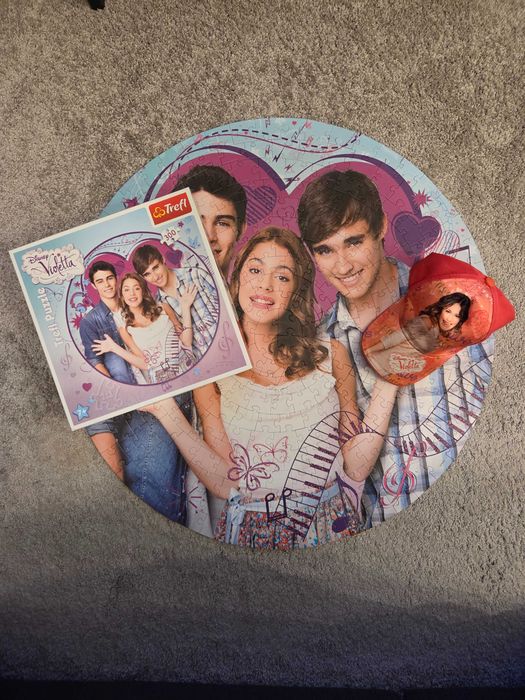 Disney Violetta puzzle, książki, słuchawki, czapeczka.