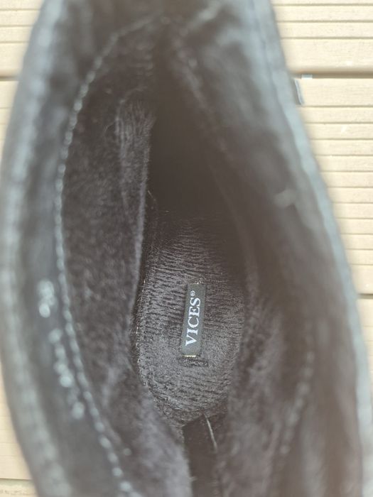 Czarne buty na obcasie marki Vices