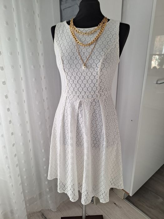 Prześliczna sukienka midi biała koronkowa s 36 rozkloszowana