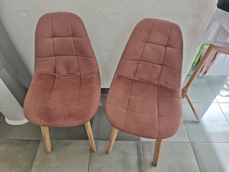Cadeiras rosa em bom estado