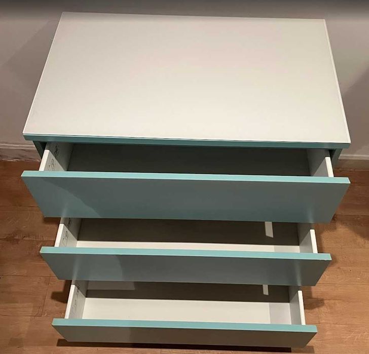 Comoda moderna 3 gavetas – ótimo estado