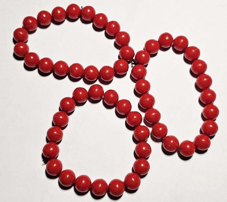 Trzy czerwone bransoletki z koralików