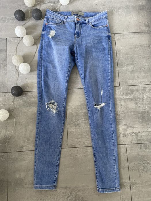 Stylowe jeansy z przetarciami – C&A | Rozmiar M