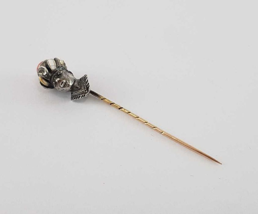 Szpilka w typie Faberge próby 56 z diamentem 0,15ct, koral-Rosja XIX w