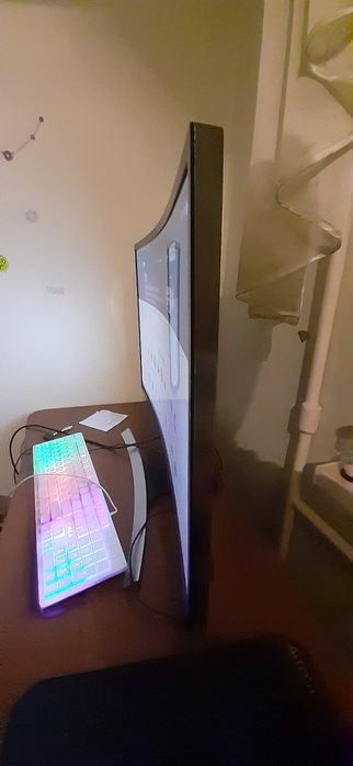 Samsung 32"  монитор (Изогнутий)