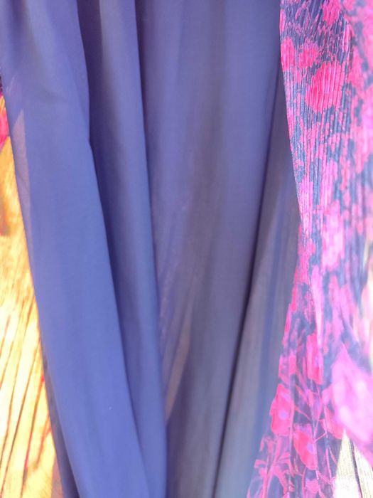Vestido Guess com padrão preto e vermelho