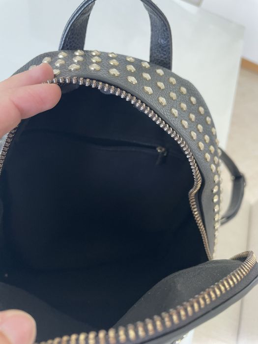 Mochila pequena preta com tachas douradas