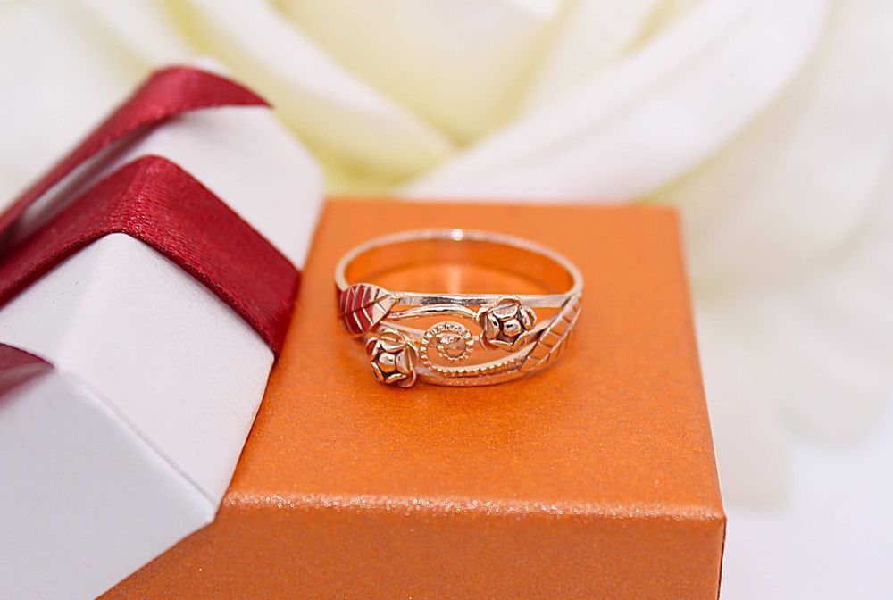 Złoty pierścionek p.585/2,44g z kwiatuszkami na froncie