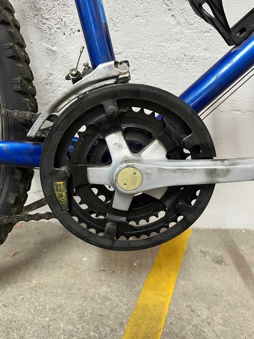 Bicicleta de montanha com cadeado e capacete, estado usado