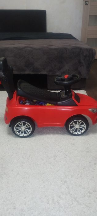 Продам детскую машинку толокар