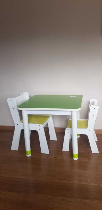 Stolik dla dzieci regulowany plus 2 krzesełka