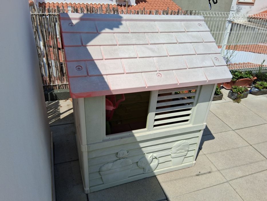Casa infantil exterior com cozinha
