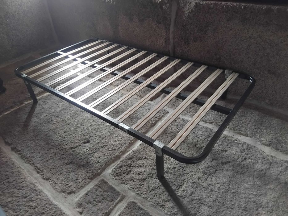 Cama individual de estrado metálico