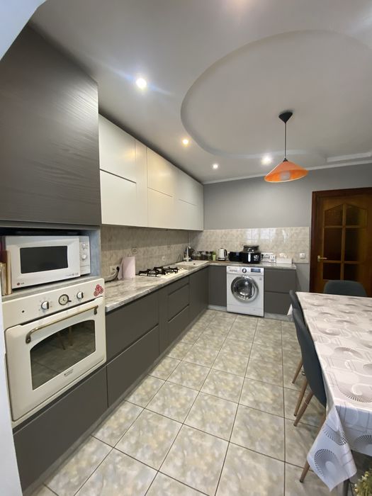 Продається БЕЗ КОМІСІЇ ДЛЯ ПОКУПЦЯ 2-х кімнатна квартира на Дружбі!