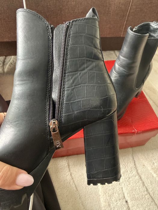 Buty botki na słupku