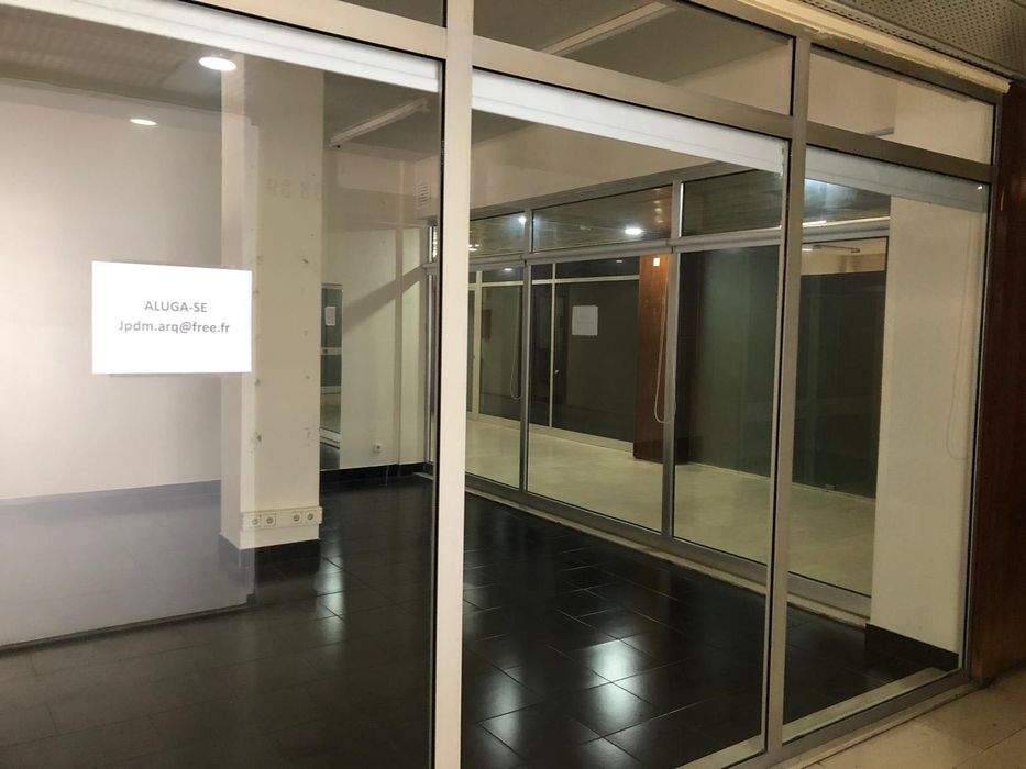 Arrenda-se  loja na Rua Professor Bento de Jesus Caraça, 43