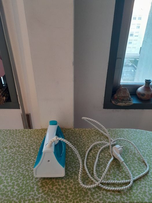 Vendo Ferro de Engomar KUNFT muito bonito como novo