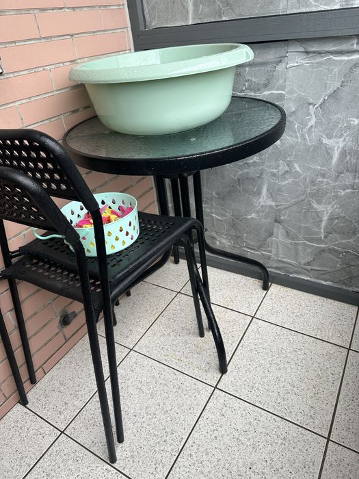 Mesa de varanda muito bem conservada