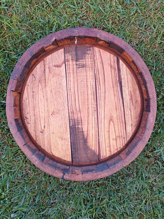 Topo de barril "PORTO BARROS" em madeira de carvalho com aros metálicos
Medidas: 50/10cm topo 
Exemplar estado de conservação