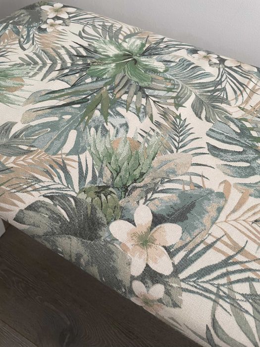 Banco Estofado Decorativo Branco com Tecido Floral/Tropical