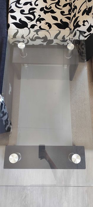 Mesa de centro com tampo em vidro e prateleira em vidro fosco