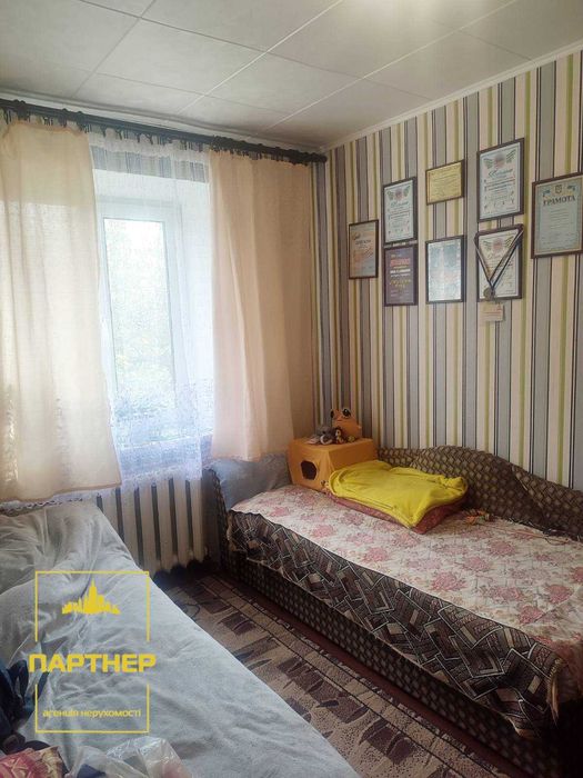 Продам  Дві  суміжні  кімнати  у  малосімейці  в  центрі  Кременчука.