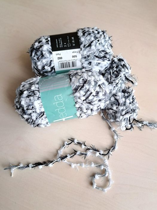 Włóczka z nopkami czarno biała