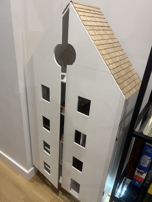 Drewniany domek dla lalek