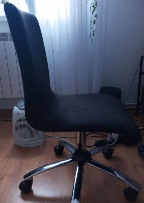 Czarne zamszowe krzesło