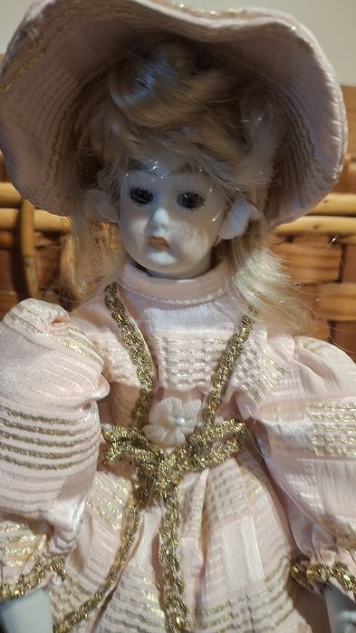 Boneca de coleção em Porcelana