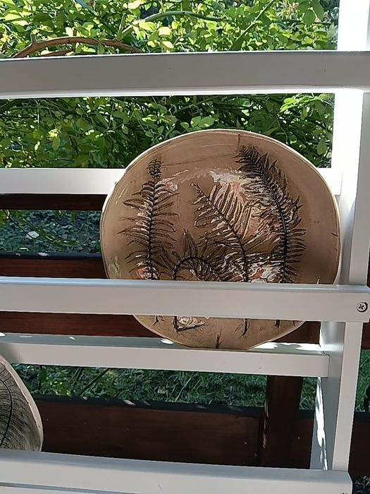 Drewniana półka na ekspozycję talerzy