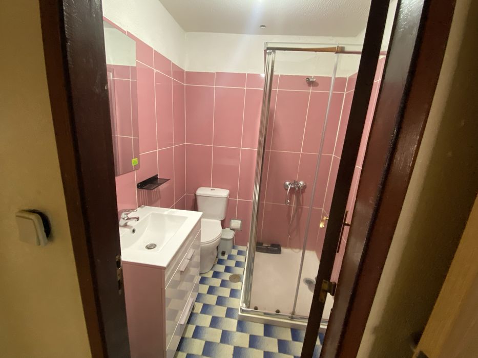 Aluga-se Quarto.